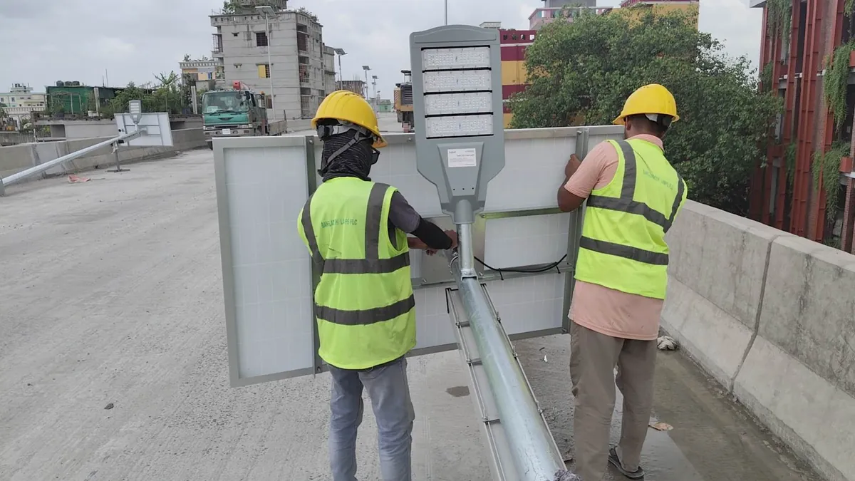 Workers installing TRANSFO split solar street lights for a Bangladesh road project Workers installing TRANSFO split solar street lights for a Bangladesh road project