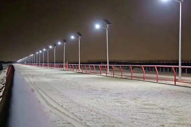 60W split solar street lights on 7m poles illuminating a horse track in Kuwait 60W split solar street lights on 7m poles illuminating a horse track in Kuwait
