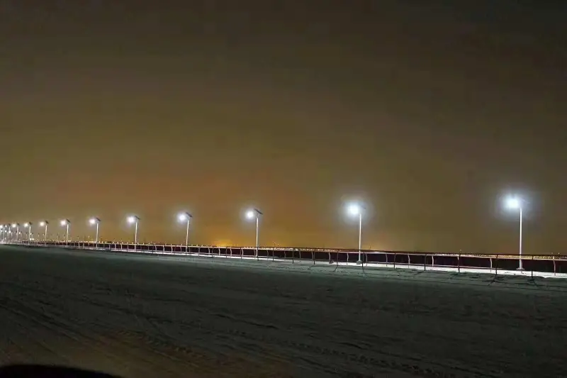 night lighting effect of 60W solar street lights along a horse track in Kuwait night lighting effect of 60W solar street lights along a horse track in Kuwait