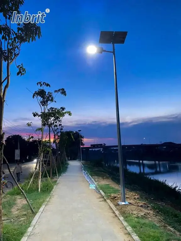 SOLO E solar street light nighttime lighting effect for a pathway project in Cambodia SOLO E solar street light nighttime lighting effect for a pathway project in Cambodia